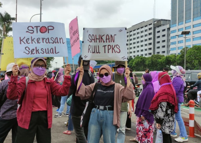 Image of Indonesian protesters advocating for the criminalisation of sexual violence