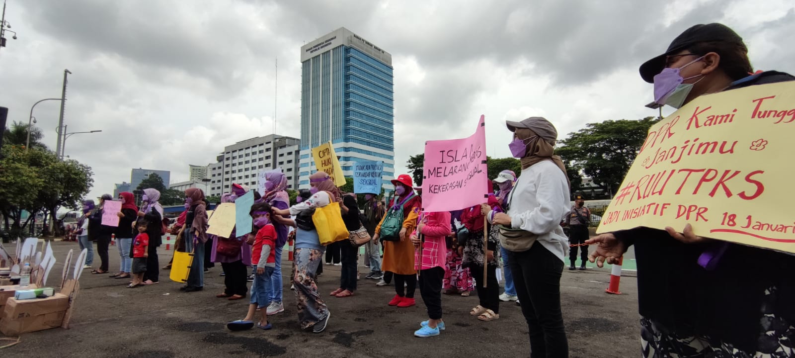Picture of Indonesian protesters gathering to advocate for the criminalisation of sexual violence