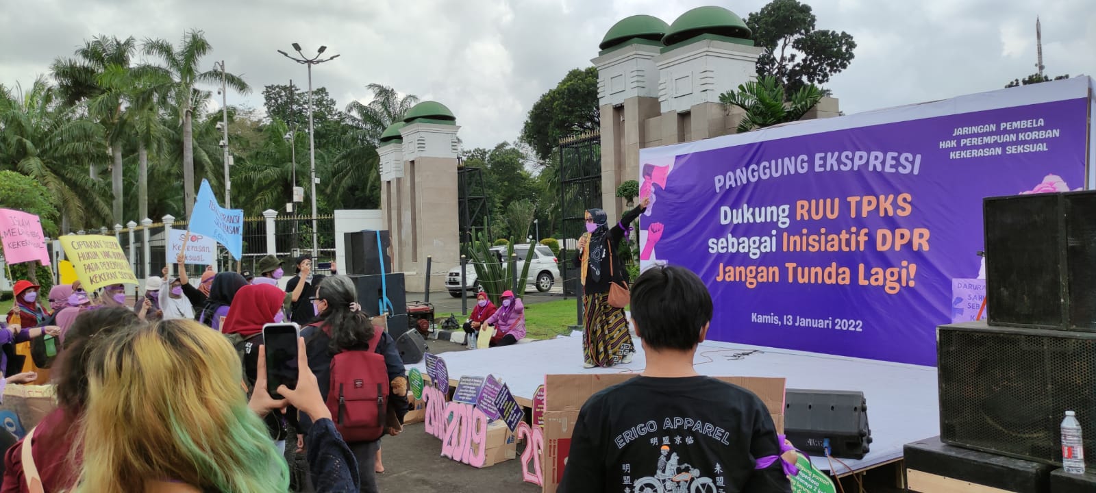 Picture of Indonesian protesters gathering to advocate for the criminalisation of sexual violence